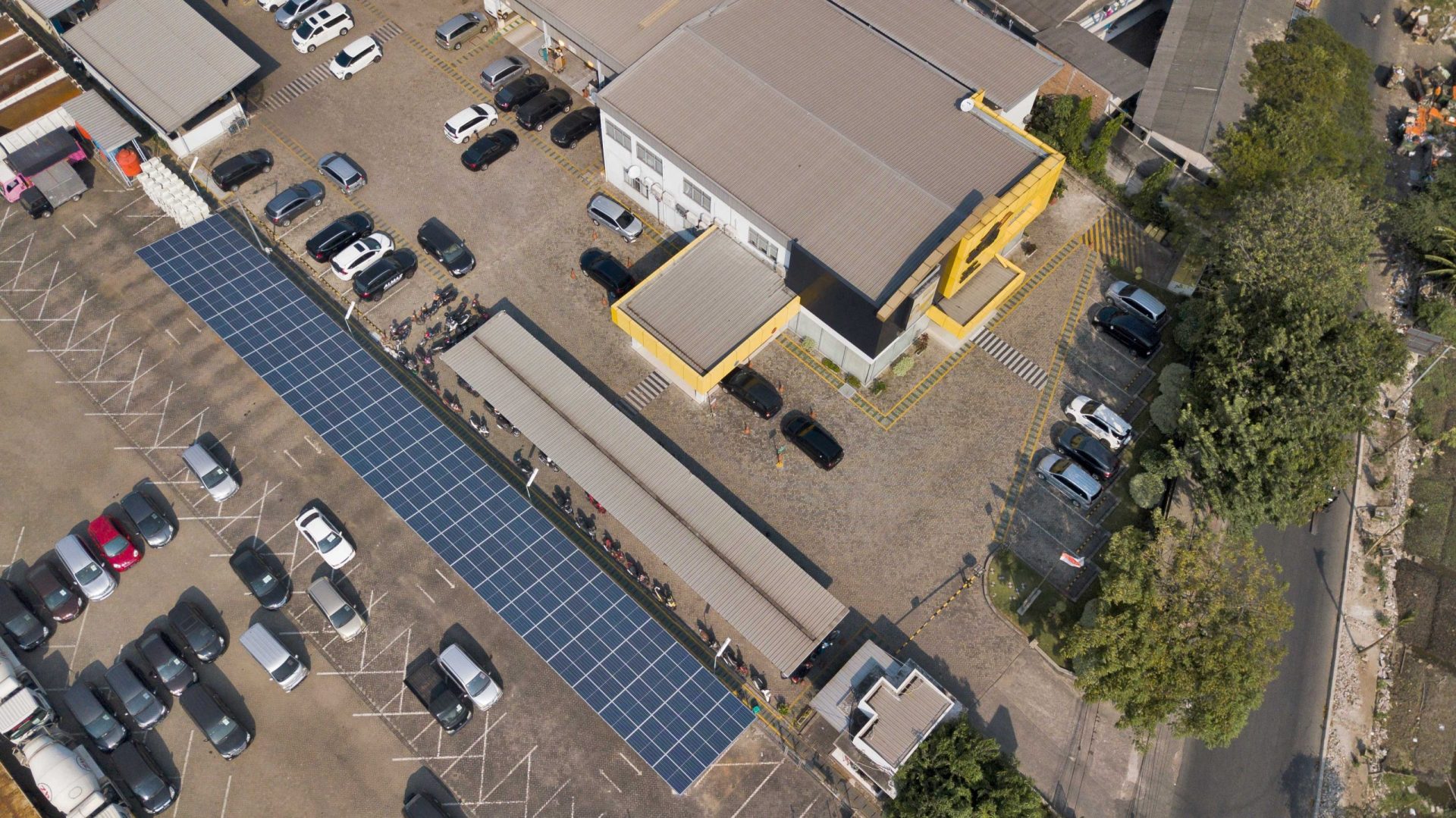 Commercial rooftop solar installation